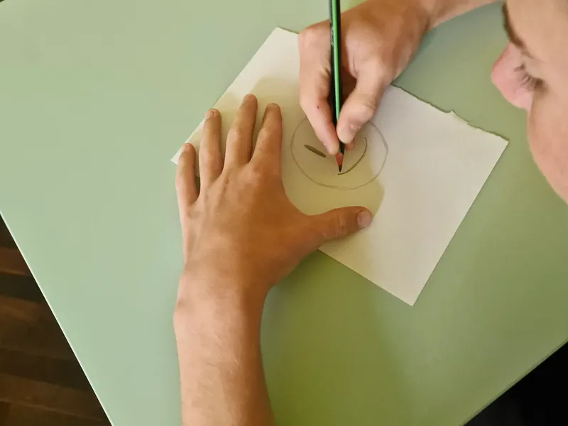 Sala de terapie pentru copii la Cabinet Psihologie Anita Bojor în Dej cu masă colorată și jucării educative